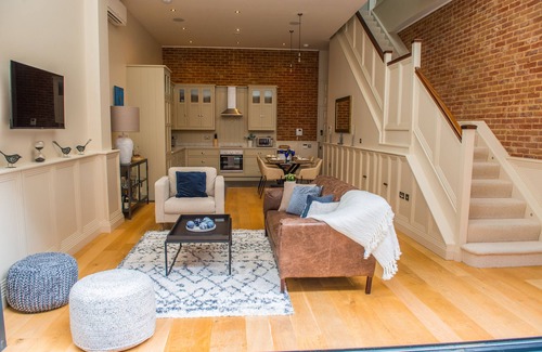 Newbury Apartment | Great art deco 2-bedroom duplex apartment in thriving town centre.