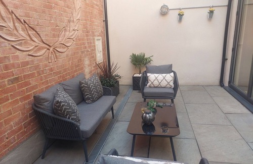 Newbury Apartment | Great art deco 2-bedroom duplex apartment in thriving town centre.