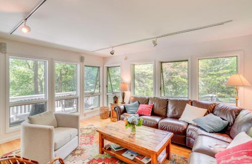 Glendale House | Great Barrington Lakeside Getaway with Kayak and Grill