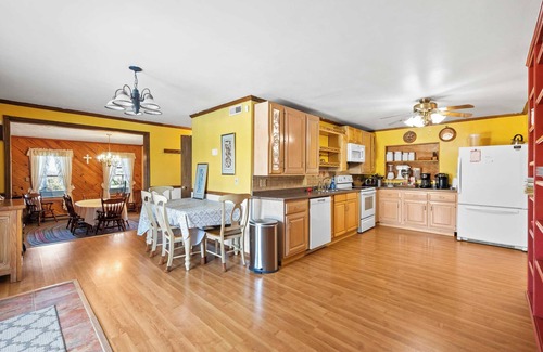 Jonesville House | Great Big Lodge - for 18 - Near Ark!