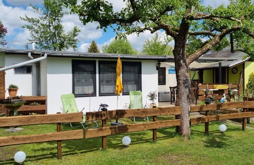 Gotz House | Great bungalow on the water (terrace, garden, beach, boat, bicycles, etc.)