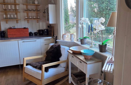 Brastad Cabin | Great cabin - right by the sea in a scenic area.