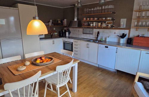 Brastad Cabin | Great cabin - right by the sea in a scenic area.