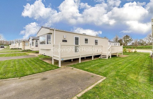 Mappleton House | Great caravan for hire with decking at Skipsea Sands in Yorkshire ref 41004B