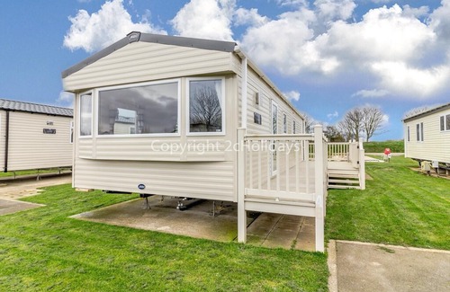 Mappleton House | Great caravan for hire with decking at Skipsea Sands in Yorkshire ref 41004B