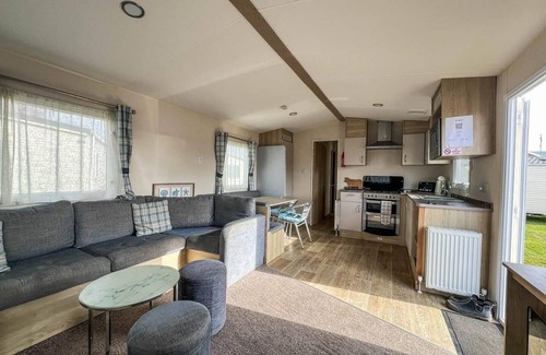Harwich House | Great caravan with modern furnishings at Dovercourt Holiday Park ref 44007D