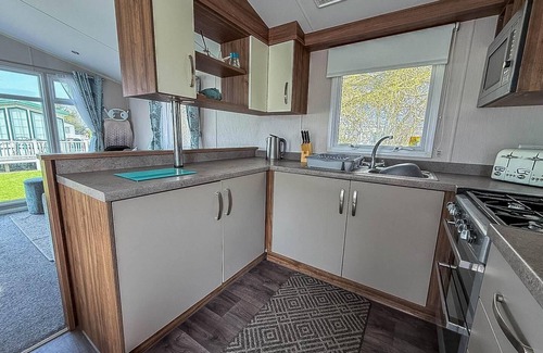 Skegness House | Great caravan with decking Southview Holiday Park in Skegness ref 33002V
