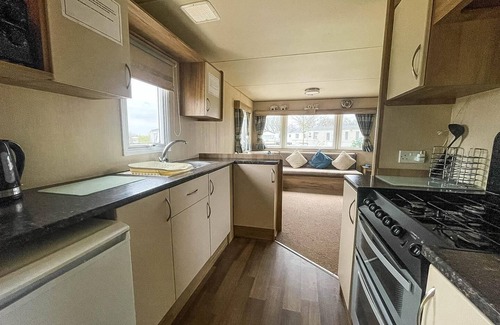 Tattershall House | Great caravan with large decking area and private hot tub, ref 95016SW