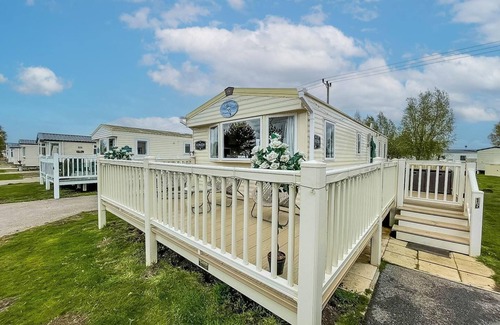 Tattershall House | Great caravan with large decking area and private hot tub, ref 95016SW