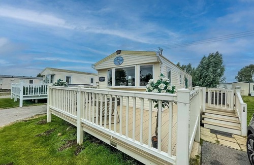 Tattershall House | Great caravan with large decking area and private hot tub, ref 95016SW