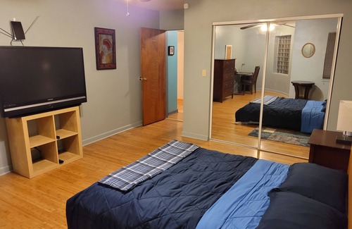 Irving Park East Apartment | Great Chicago getaway