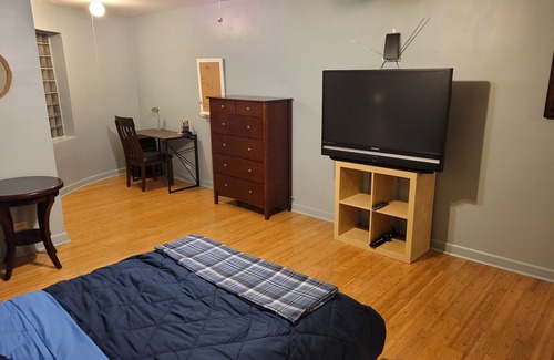 Irving Park East Apartment | Great Chicago getaway