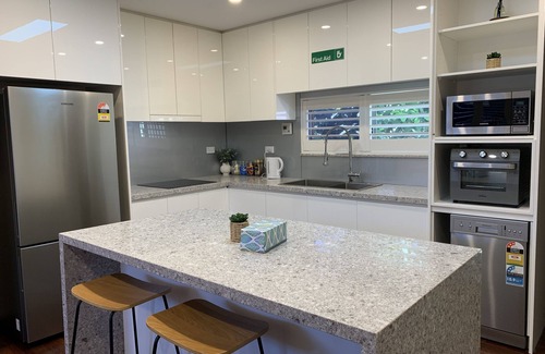 Fairfield West Apartment | Great Choice-3 Bedrooms-freeparking, sliding Gate