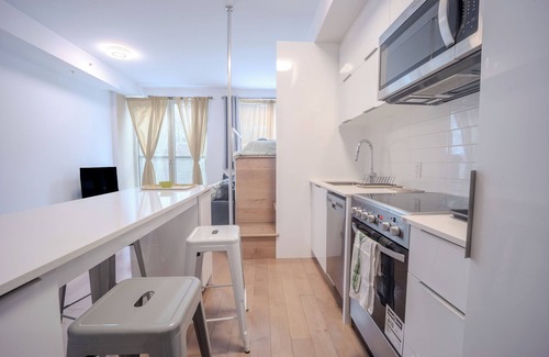 Quartier des Spectacles Apartment | Great condo for 4 guests with parking