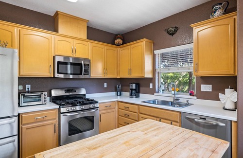 Santa Barbara Condo | Great Condo with easy 5 minute access to beaches, downtown, and the airport