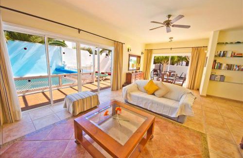 Costa Teguise Villa | Great Costa Teguise Home Villa Luz De La Fragata 4 Bedrooms Private Pool Central Location