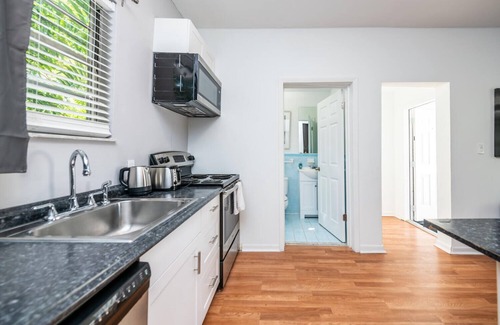 Buena Vista Cottage | Great cottage in Design District - Renovated - King bed - Sofa bed - Hot tub!