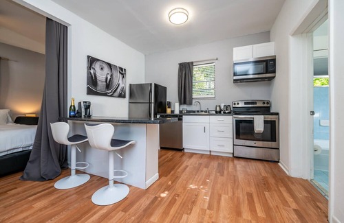 Buena Vista Cottage | Great cottage in Design District - Renovated - King bed - Sofa bed - Hot tub!