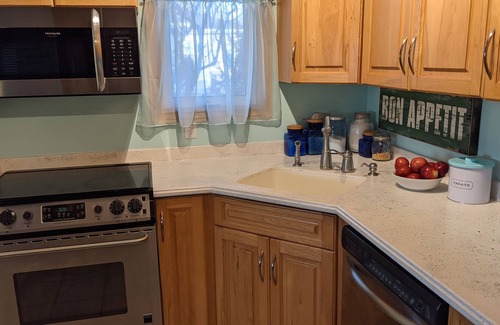 Leamington Cottage | Great cottage on the lake with sunset views, king bed & steps from Point Pelee