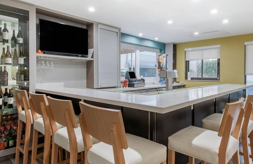 Tropic House | Great Deal! Comfy Unit for Business Travel, Event Space