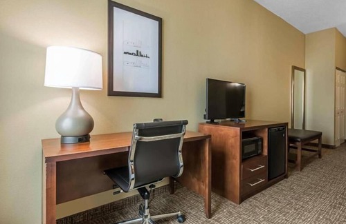 Southside Hotel | Great Escape! 1 Comfy Unit, Pool, Breakfast, Parking, Close to Attractions.