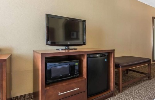 Southside Hotel | Great Escape! 1 Comfy Unit, Pool, Breakfast, Parking, Close to Attractions.