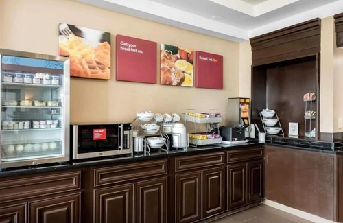 Southside Hotel | Great Escape! 1 Comfy Unit, Pool, Breakfast, Parking, Close to Attractions.