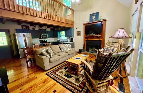Townsend Cabin | GREAT EXPECTATIONS - 2 Bdrm/2 Bath, wood burning fireplace, secluded, Laurel Valley