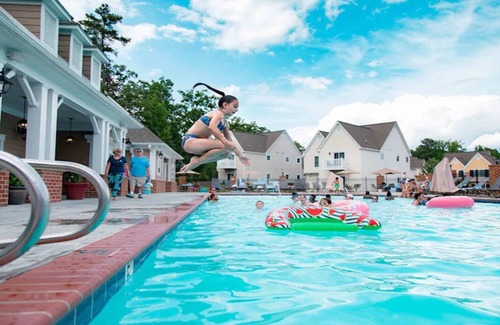 Lackey Cottage | GREAT FAMILY FUN! SOMETHING FOR ALL! SUN-SURF! NEAR HISTORICAL WILLIAMSBURG!
