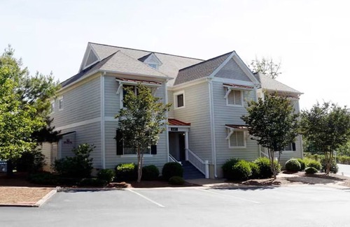 Lackey Cottage | GREAT FAMILY FUN! SOMETHING FOR ALL! SUN-SURF! NEAR HISTORICAL WILLIAMSBURG!