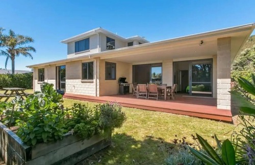 Bowentown House | Great family holiday home with entertainment area for extras