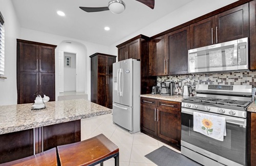 Hialeah House | Great Family home by airport with large pooL/yard
