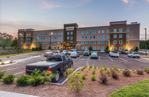 Farragut Apartment | Great for Business Travelers! Studio Suite in Knoxville | Shared Outdoor Pool + BBQ Area