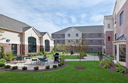 Stow Condo | Great for Business Travelers! Relaxing Suite Near Cleveland | Shared Indoor Pool + FREE Breakfast