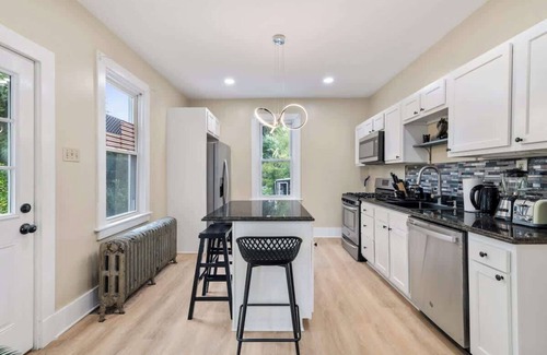 Pittsburgh House | Great for Extended Stays!