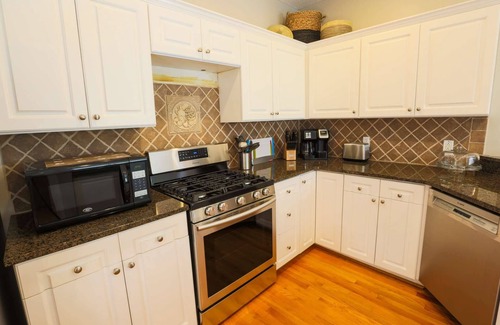 Sunset Point House | Great for Families: Huge Kids Room & Dog Friendly! 7 Min Walk to Beach! Quick Access to Downtown!