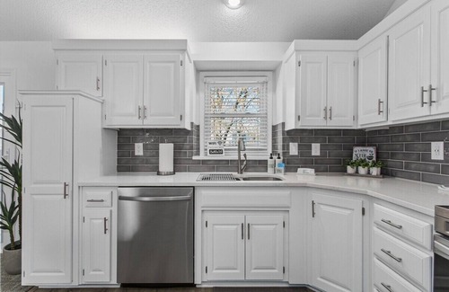 Olathe House | Great for Families+WiFi+Home Theatre & Pool Table