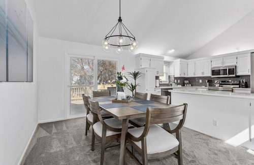 Olathe House | Great for Families+WiFi+Home Theatre & Pool Table