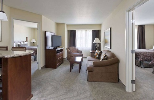 Las Colinas Hotel | Great for Groups! Full Kitchen, FREE Breakfast, Pool, Parking, Pets Allowed!