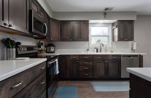 Olathe House | Great for Groups King Beds Mins from Kauffman