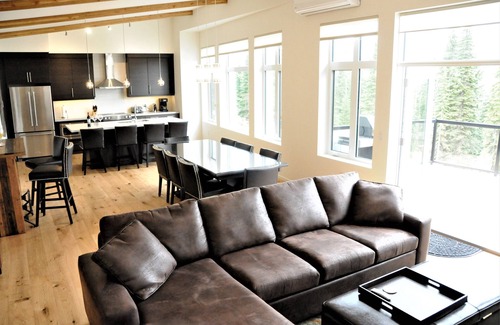 Golden House | Great for large or multiple families. 2 minute walk to ski in/out trail.
