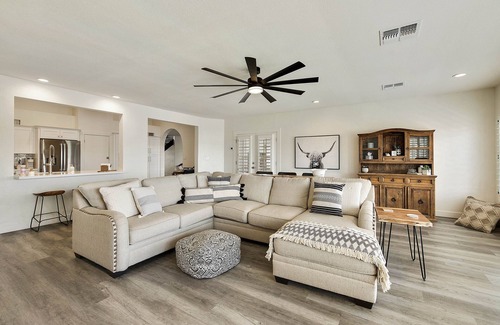 Fountain Hills House | Great for Large Families, Fountain View, Free Heated Pool, Man Cave, & Hot Tub