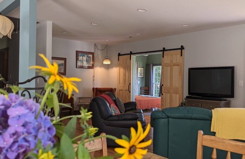 Mills River House | Great for larger groups and central to hiking or the city life.