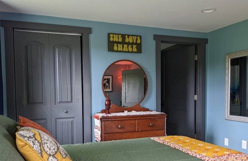 Mills River House | Great for larger groups and central to hiking or the city life.