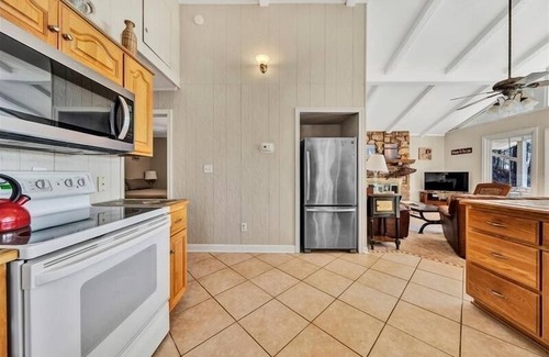 High Point House | Great Getaway! DOG FRIENDLY + HOT TUB! Come Visit 'Piccolo Nido A Lago'!