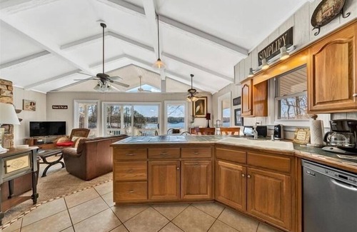 High Point House | Great Getaway! DOG FRIENDLY + HOT TUB! Come Visit 'Piccolo Nido A Lago'!