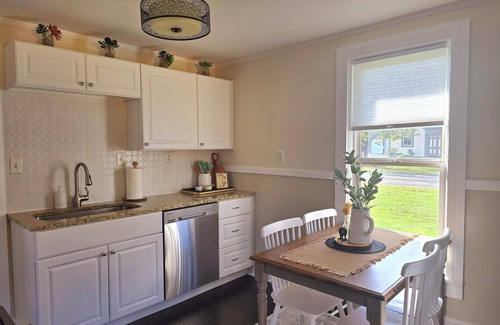 Mentor House | Great Group Gathering Spacious 5-bd/2.5 B house 2 Kitchens, Hot Tub, Large Yard