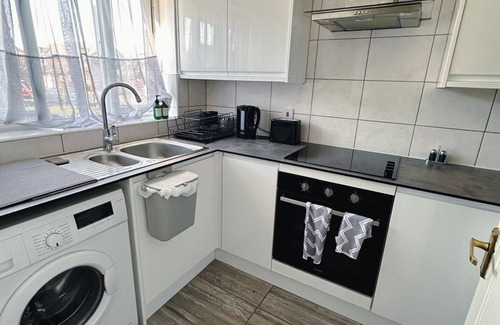 Bedford House | Great Home Close To The Embankment Free Parking and Self Check in!