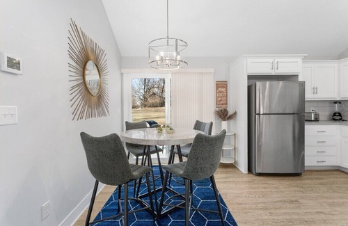 Claycomo House | Great home with King Beds/Wifi/Safe