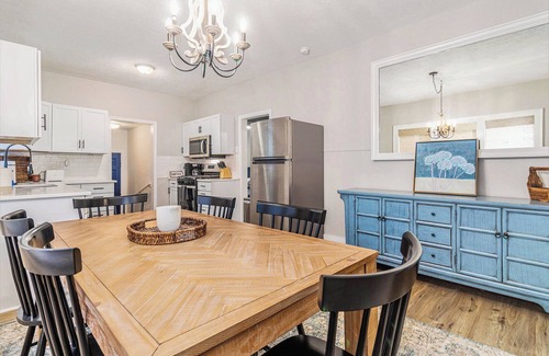 Northeast South Bend House | Great house just a 20+ min walk to Notre Dame! sleeps 6
